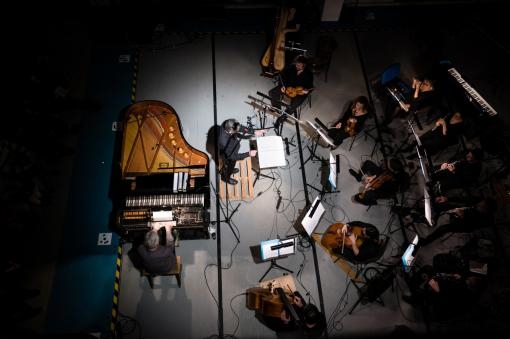 Brno Contemporary Orchestra mezi hracími strojky a turbínami